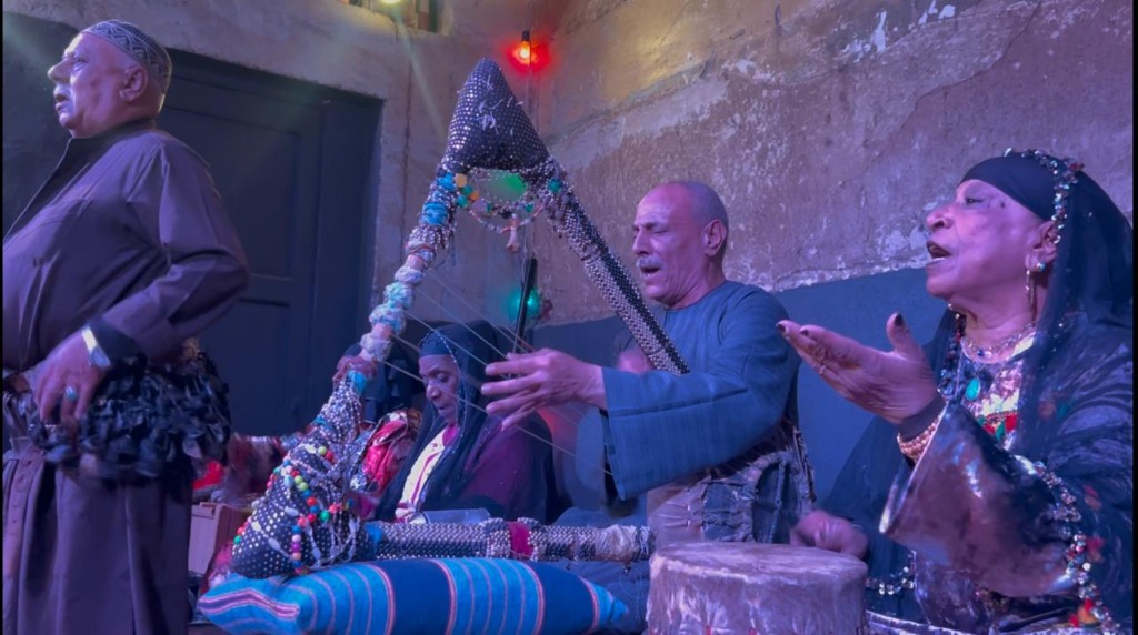 من الطقوس والخرافات إلى المسرح.. هكذا أعادت فرقة مزاهر إحياء فن الزار في مصر